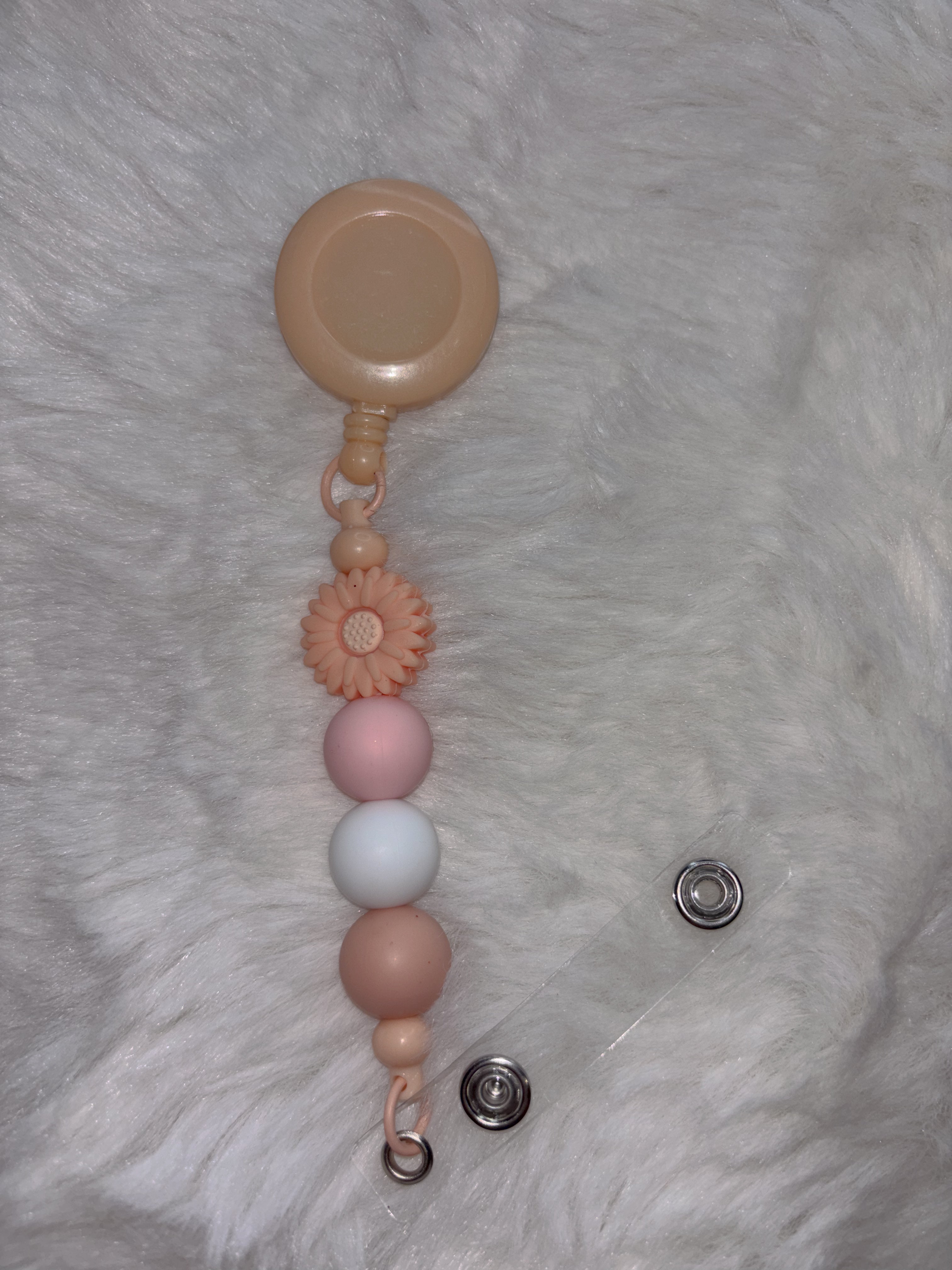 Retractable beaded badge clip - peach daisy