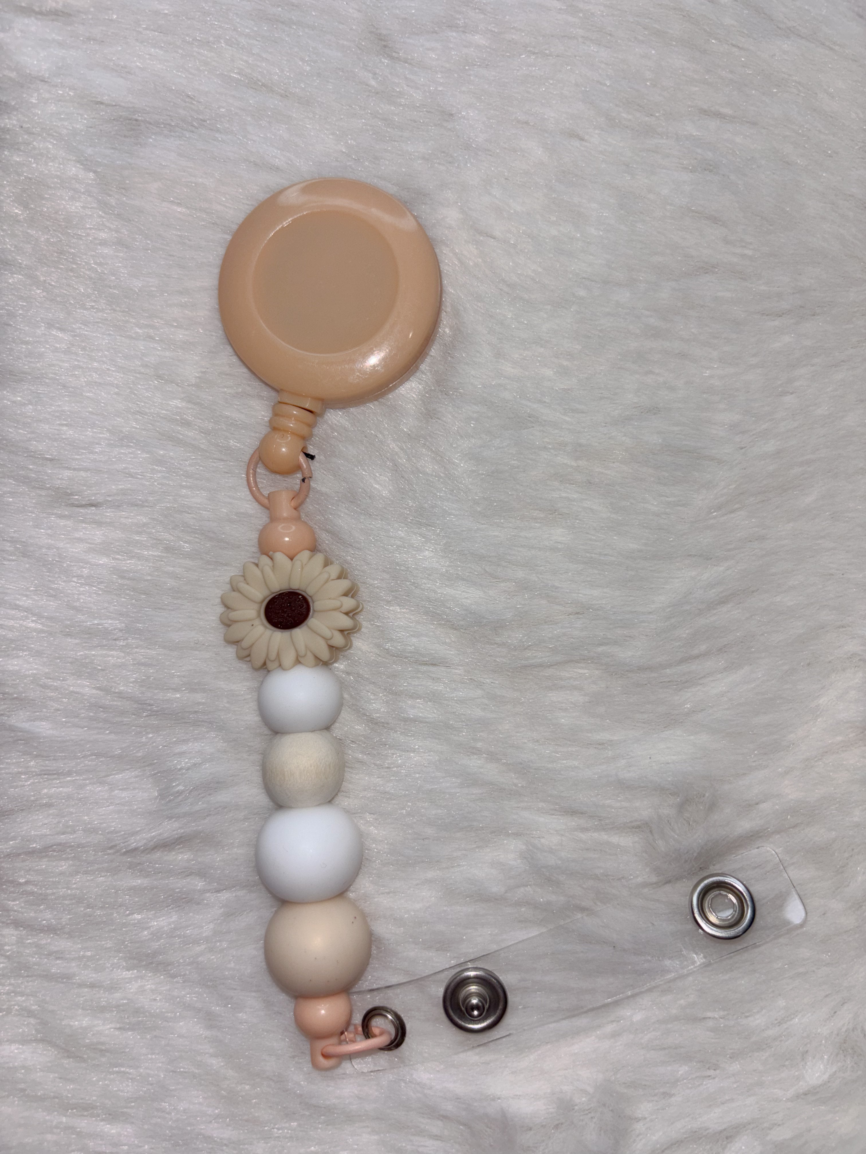 Retractable beaded badge clip - beige daisy
